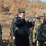 Kim Jong Un assieme a dei militari dell'esercito nordcoreano