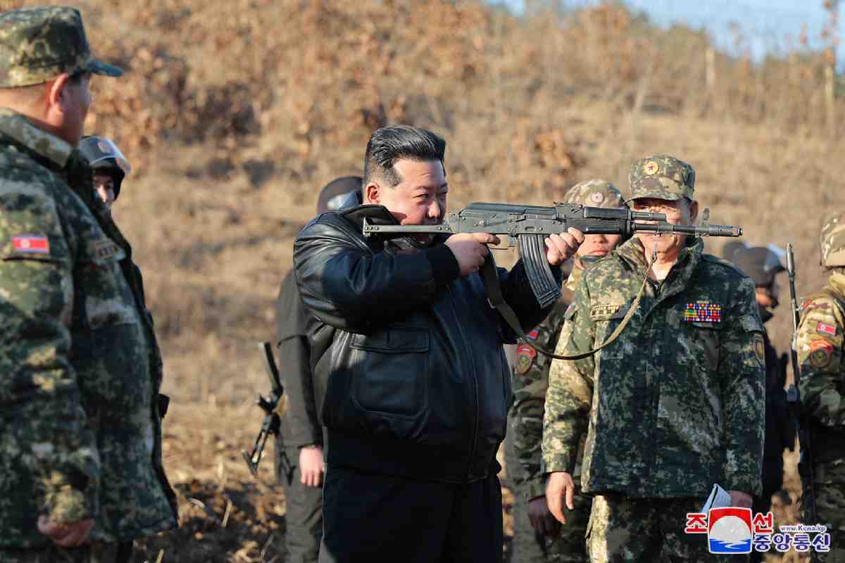 Kim Jong Un assieme a dei militari dell'esercito nordcoreano