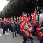 Manifestanti in corteo a Bologna per lo sciopero generale nazionale