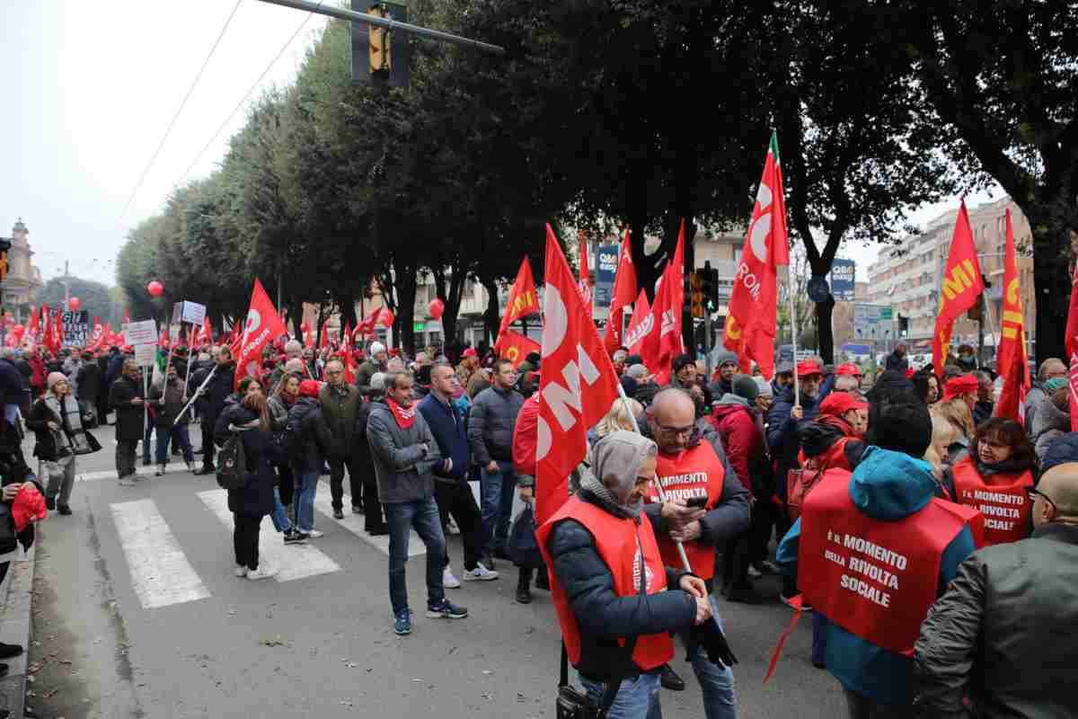 Manifestanti in corteo a Bologna per lo sciopero generale nazionale