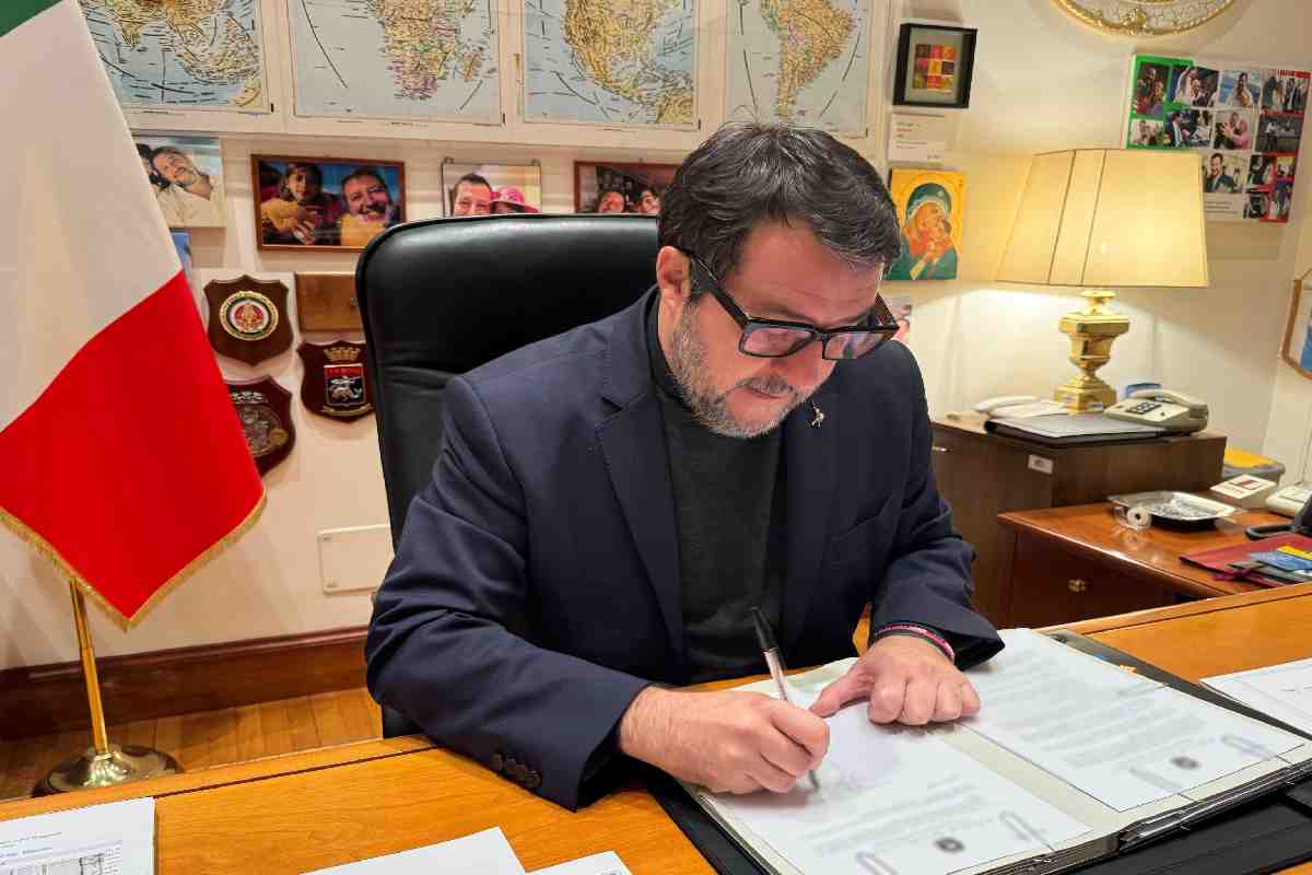 Matteo Salvini firma la precettazione per lo stop dei lavoratori