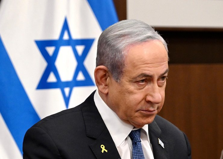 Netanyahu davanti a una bandiera di Israele