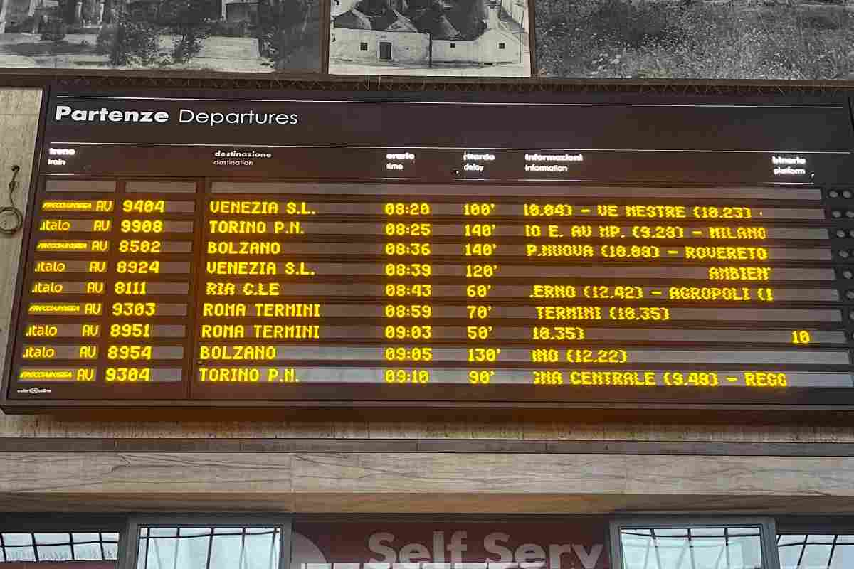 Tabellone che riporta gli orari dei treni